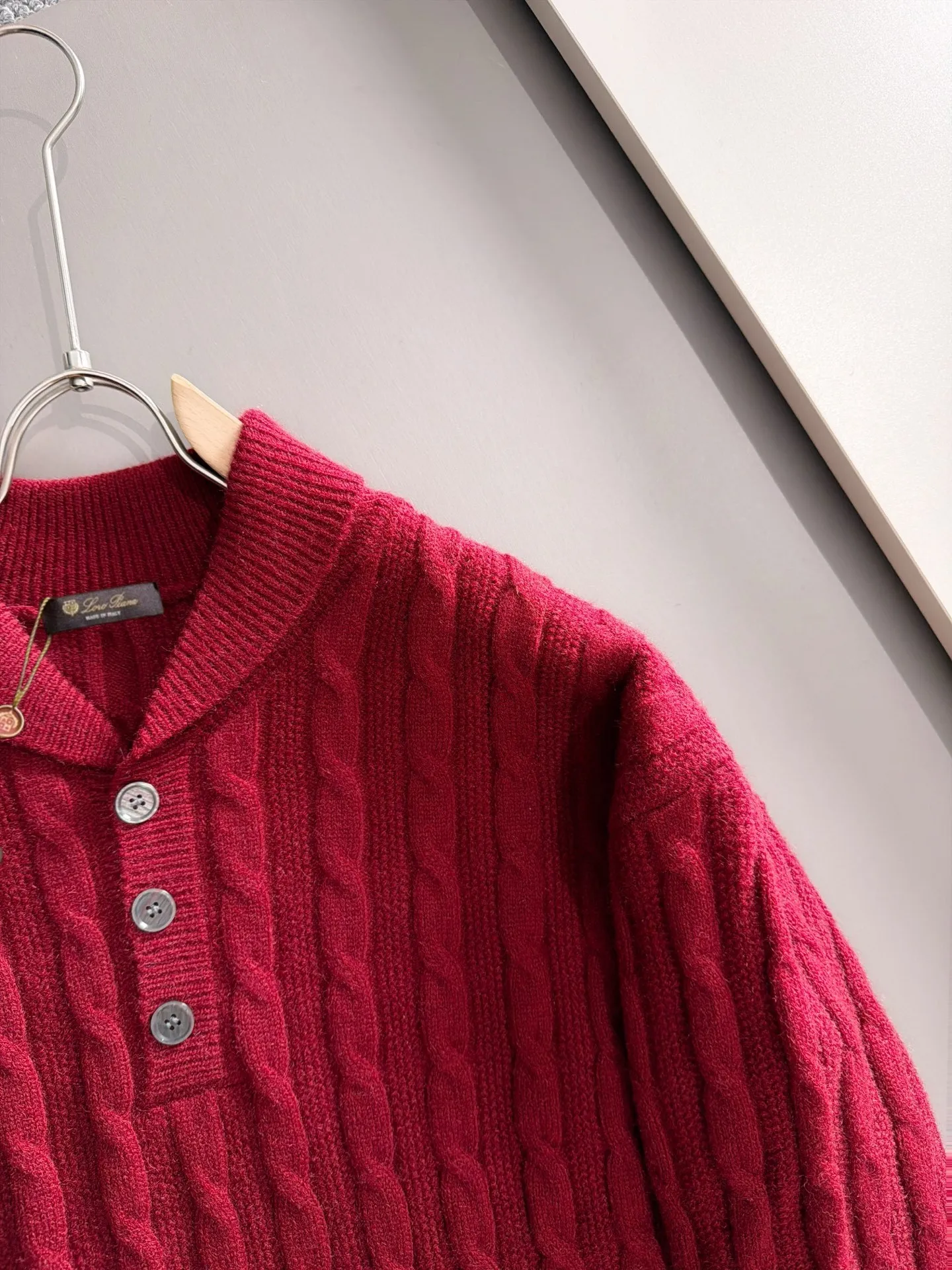 LP Loro Piana's latest sweaters from the official website for fall and winter 2026 are now on sale at the counter for Hot Sale! Specially made of wool blended fabric. It feels comfortable and can be directly in contact with the skin. The logo badge is exquisitely embroidered, which is extremely eye-catching! The details highlight the fashionable charm of big brands. Exquisite workmanship. Three-dimensional cutting style. The wearing effect is invincible and handsome! All three standards are complete! Sizes:M-3XL